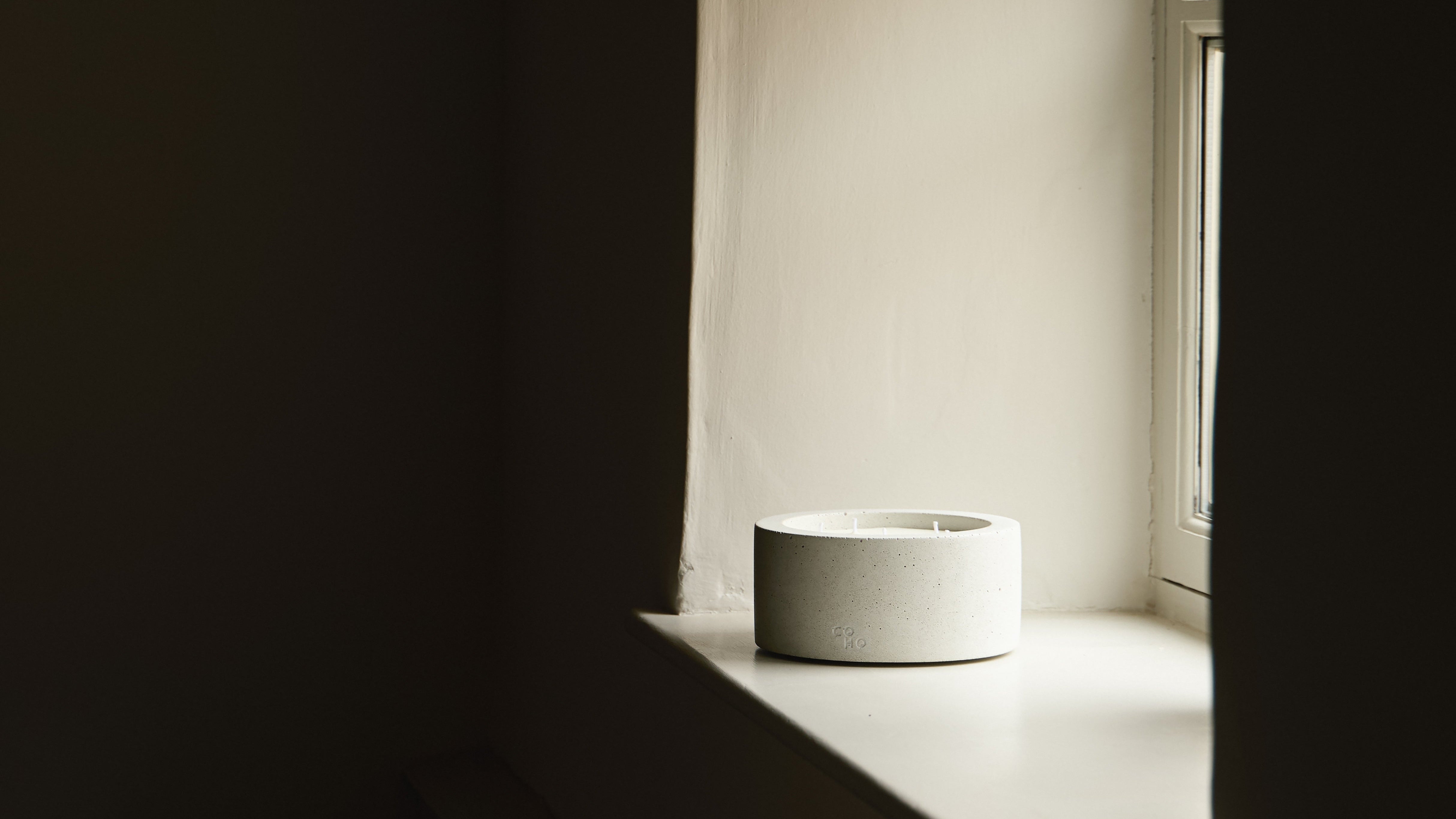 Large concrete candle vessel white